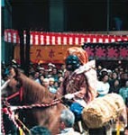 写真:馬に乗る大黒の面