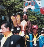 写真:福神の面のパレード