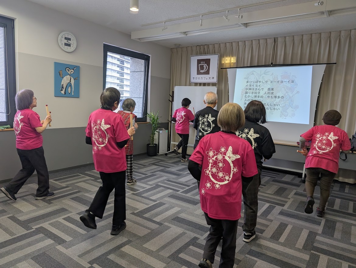 短棒をたたいて！