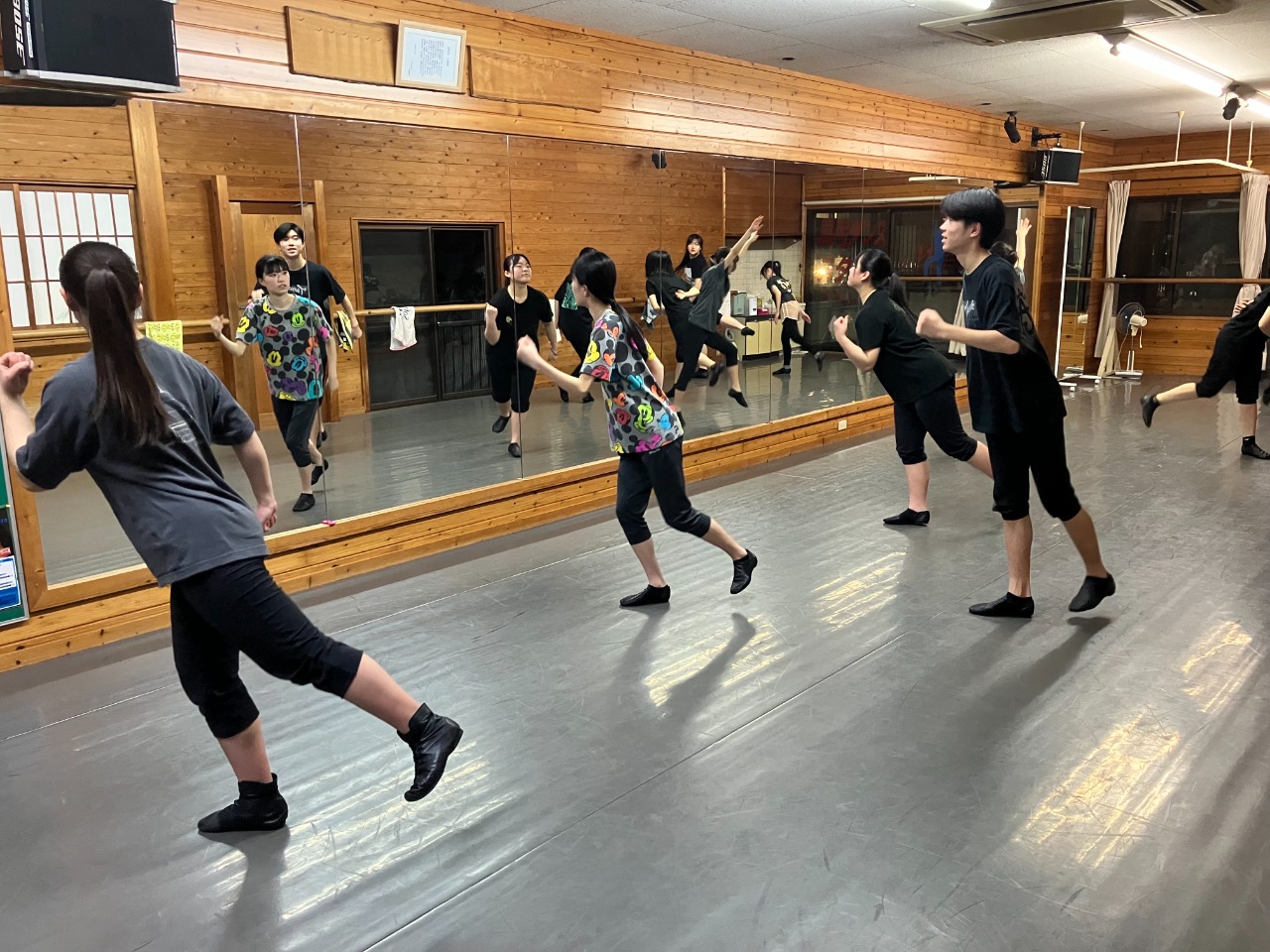 鏡に向かって振り付けを合わせています