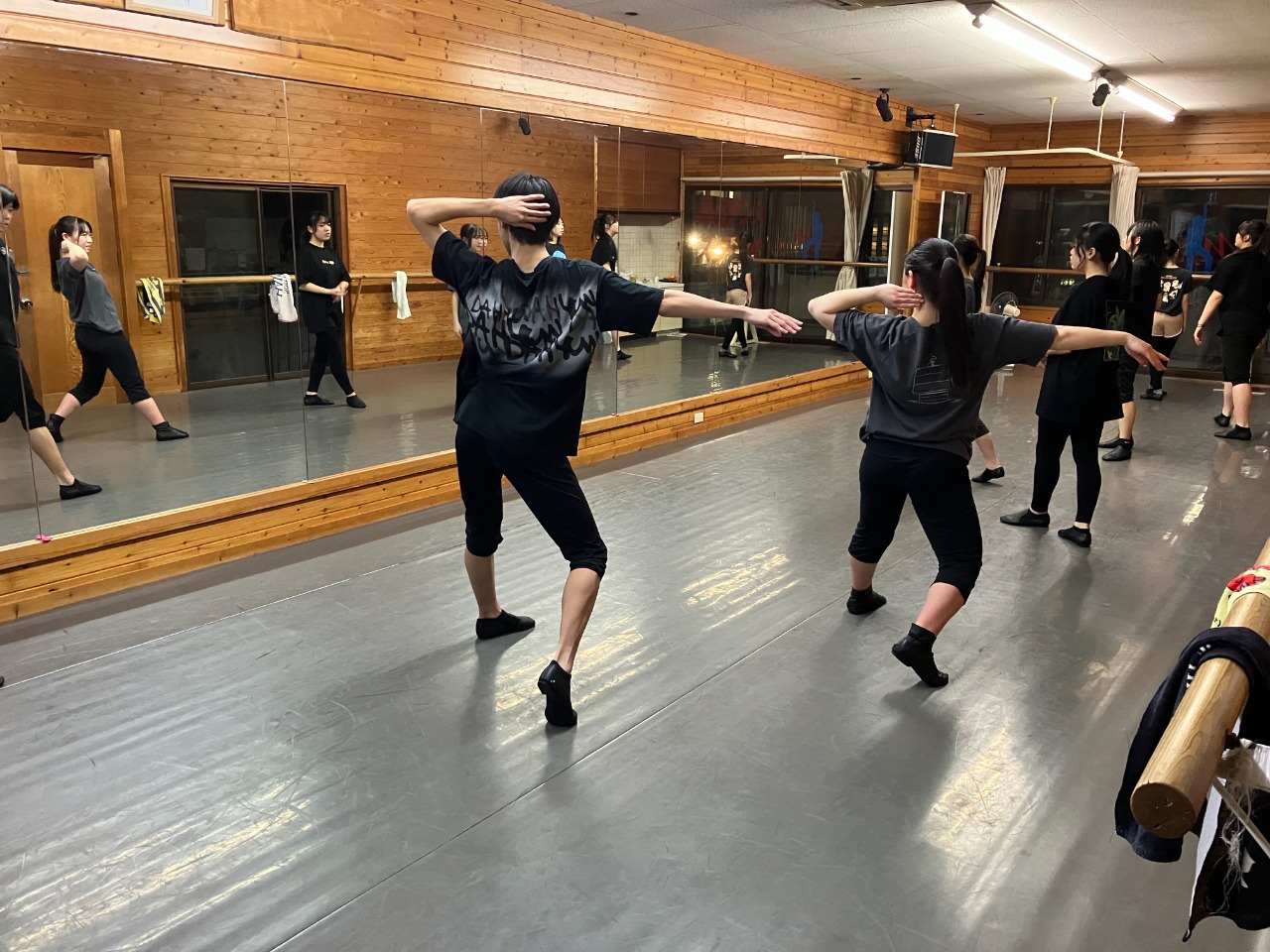 鏡に向かって振り付け確認