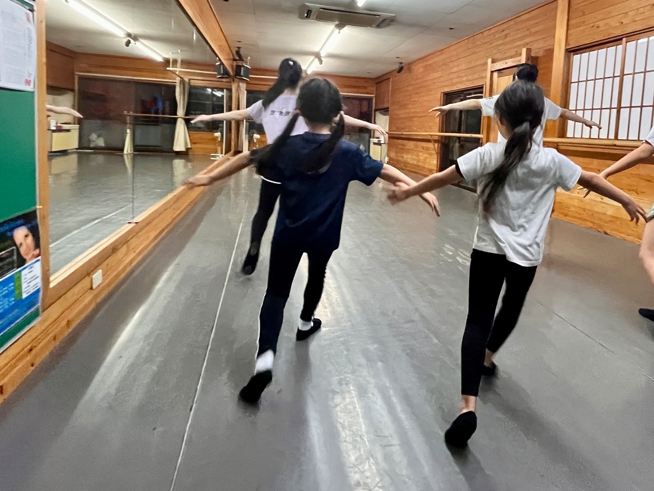 天神子どもクラスのステップの練習中
