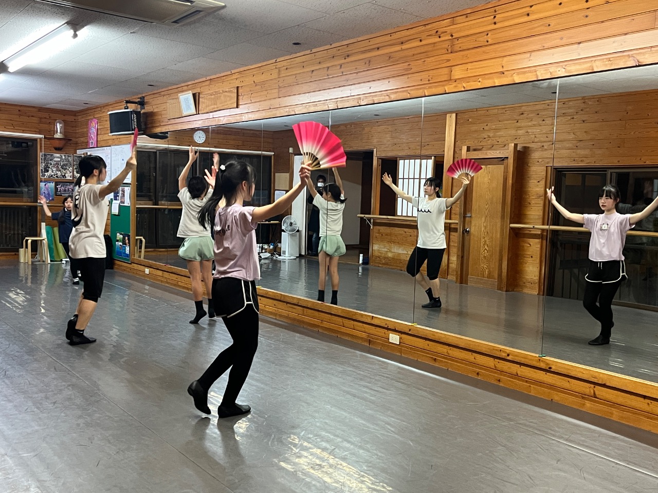 パレードで踊りながら行進する練習