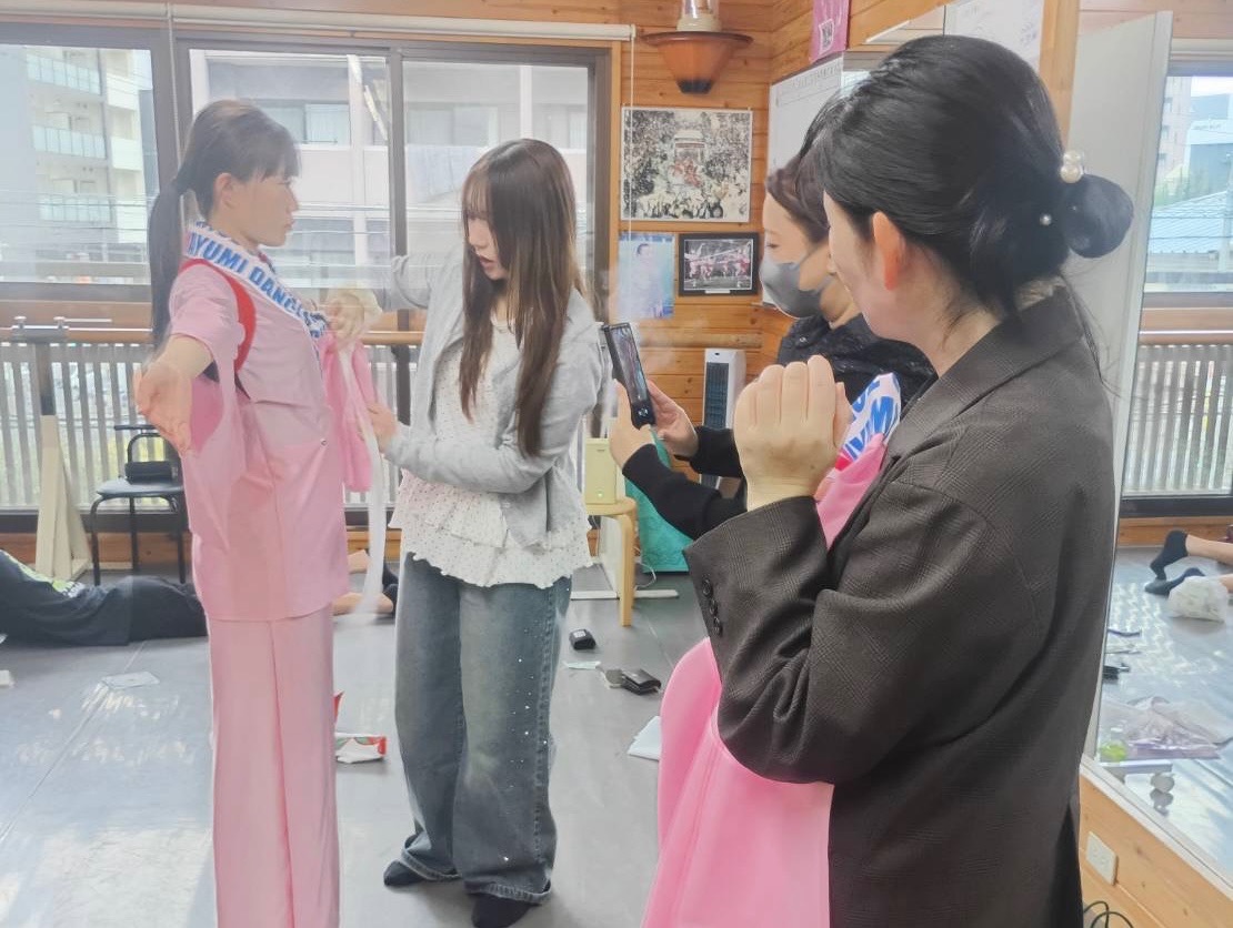 着物を着た生徒の前で補正についての説明中