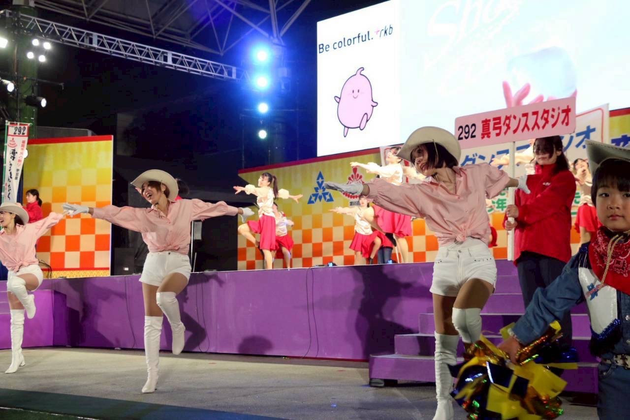 大人たちも子どもたちに負けないように、ポーズをきめています