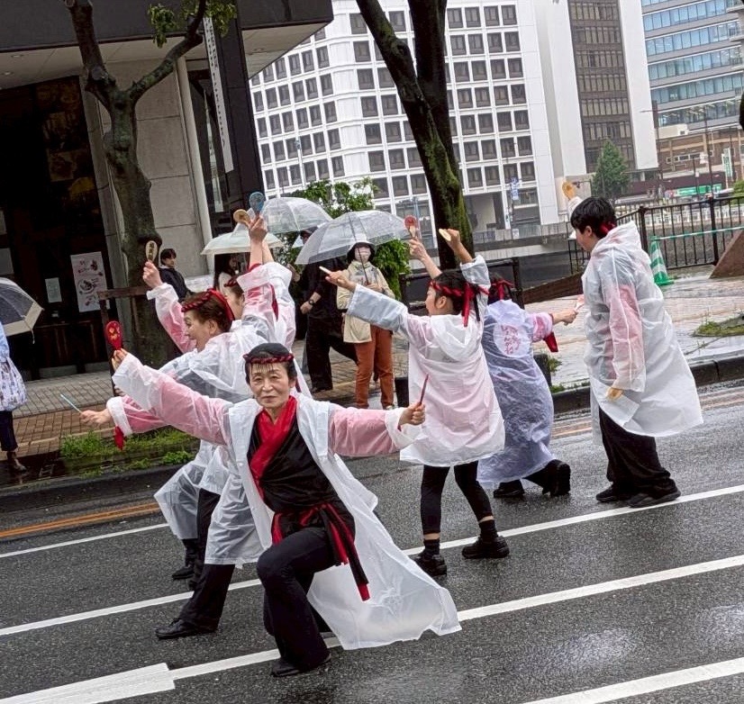 踊りの途中にお客様「ヤーッ」とアピール