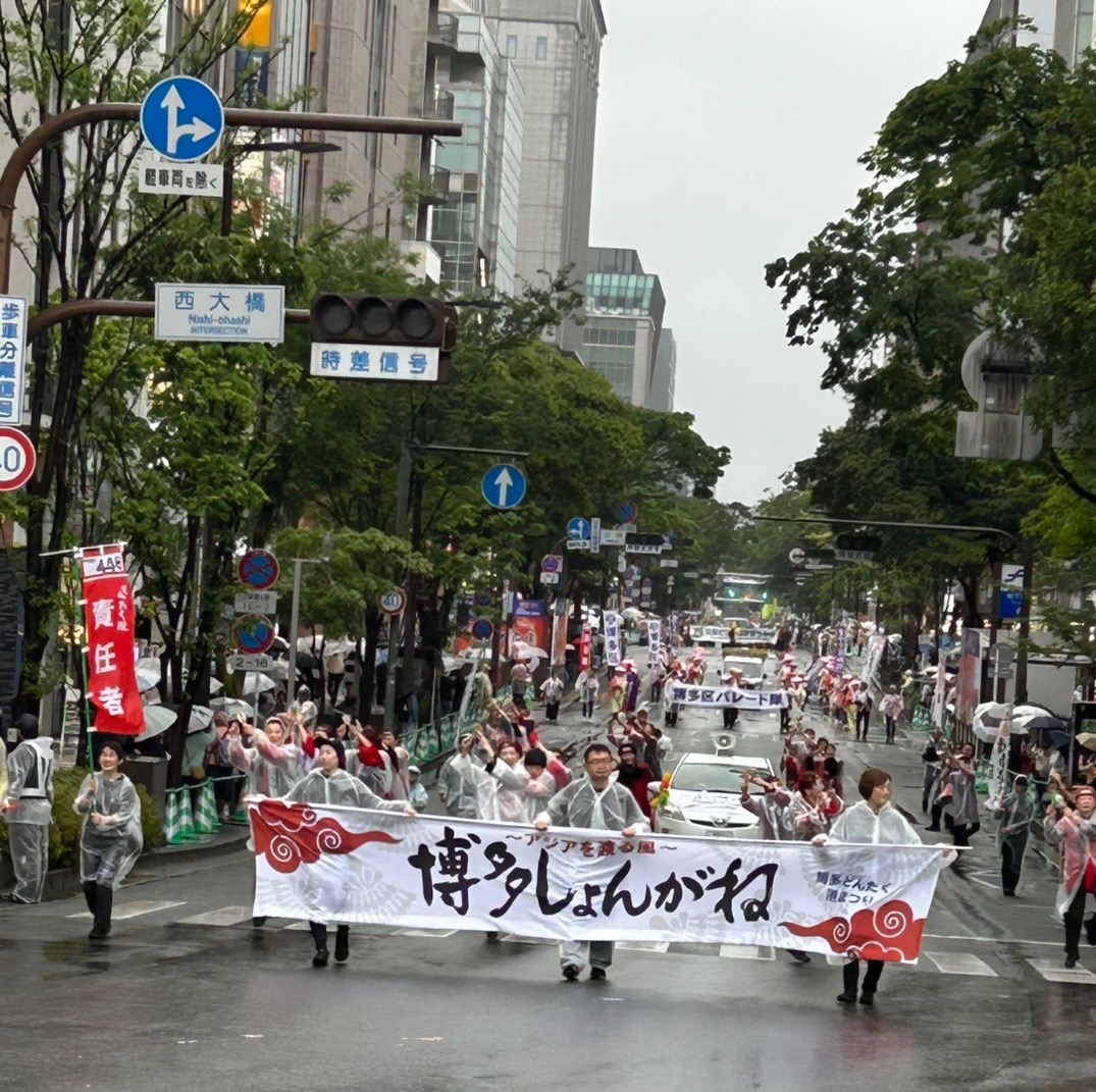 横断幕を先頭に踊るしょんがね隊
