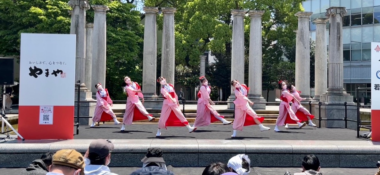 天神中央公園ステージで中高生が着物衣装で左足を左斜め前に伸ばして踊っています