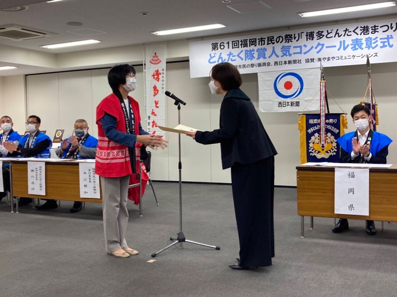 真弓先生の表彰状授与の様子