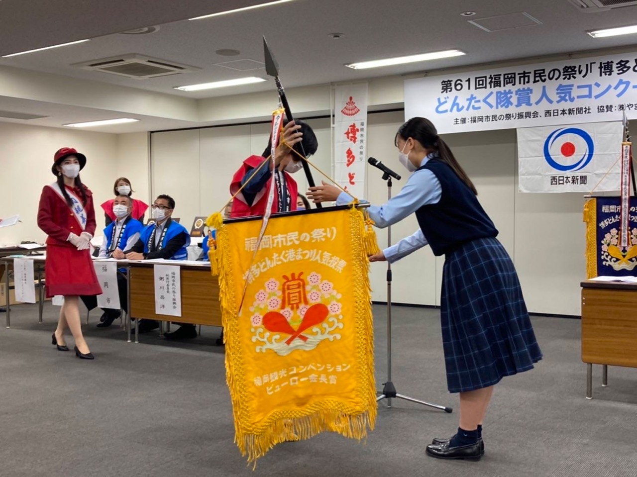 大人クラス生徒の福岡コンベンションビューロー会長賞旗授与の様子