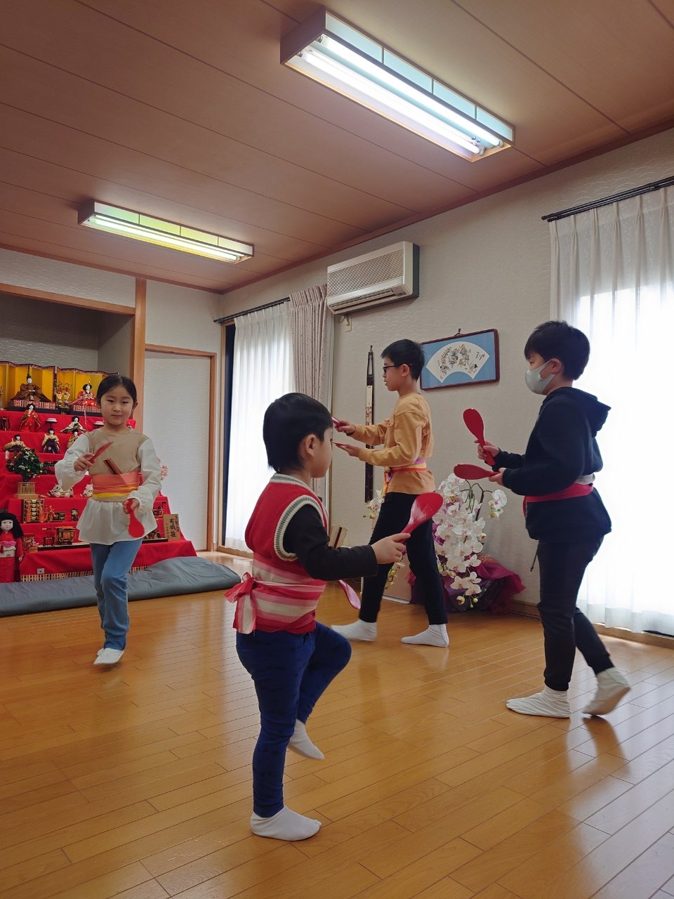 子どもたちの練習風景〜お雛飾りも一緒に〜