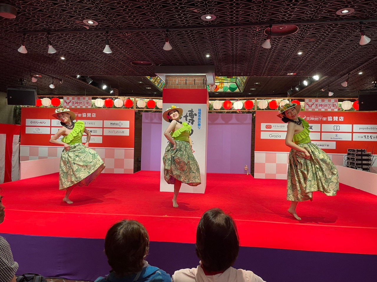 天神地下街演舞台にて