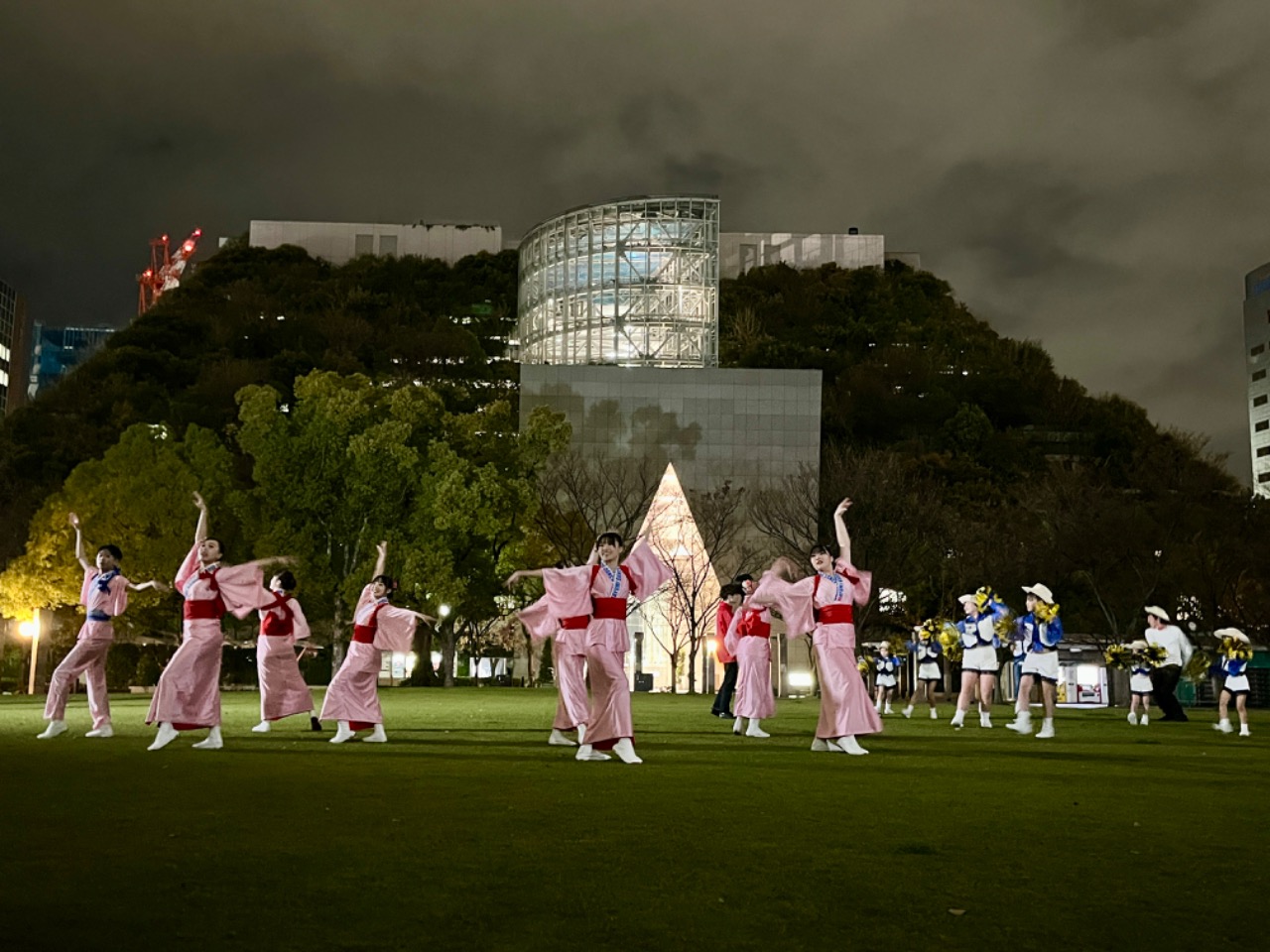 中央公園で衣装を着てダンス