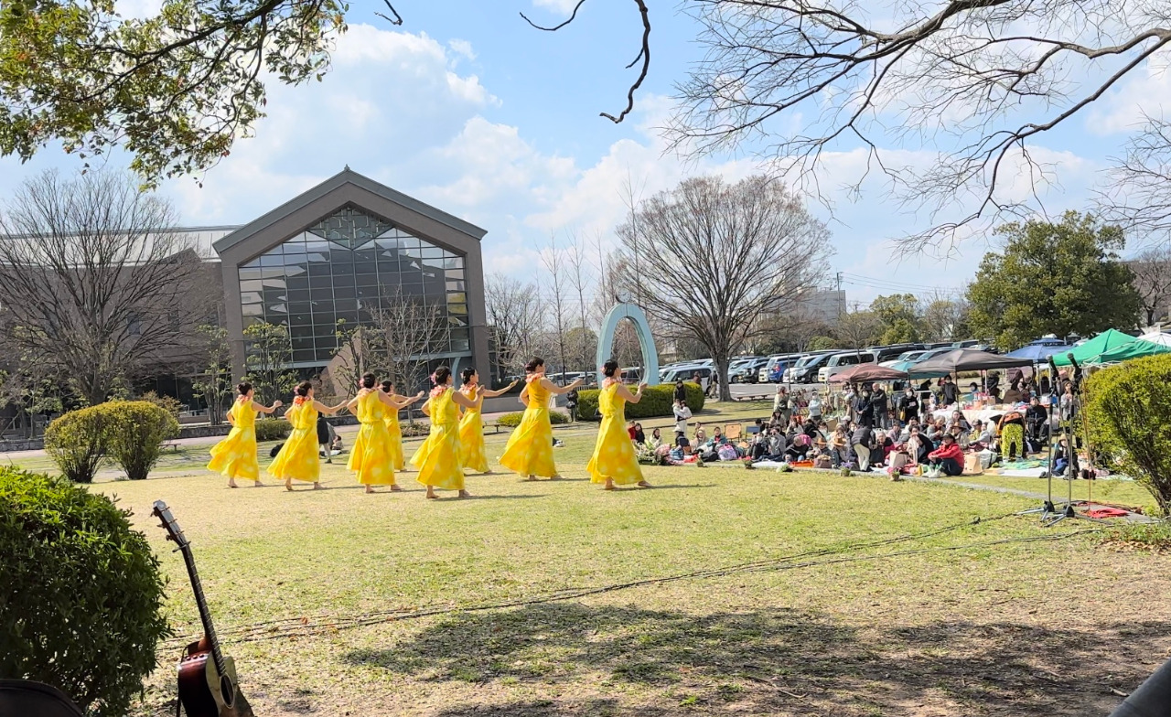 太陽の下、芝生の上、青い空　風は強かったけどとても気持ちよく踊れました！