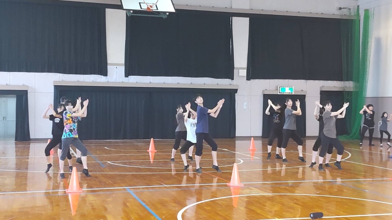 顔の横で手拍子ポーズ