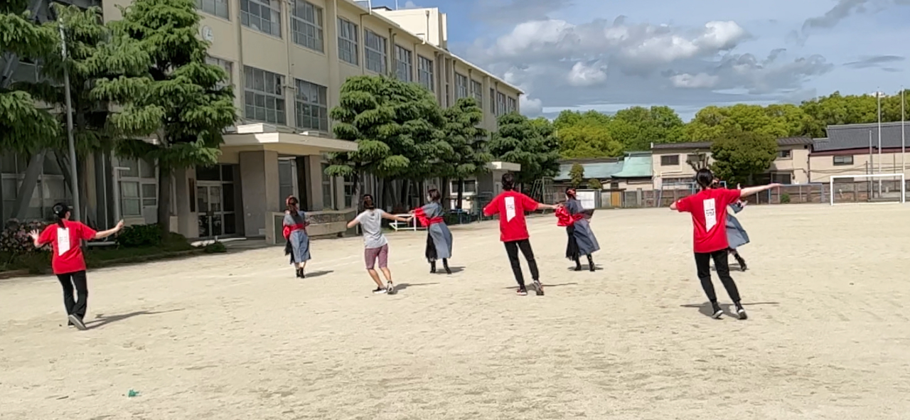 おとな達もグランドで練習しています