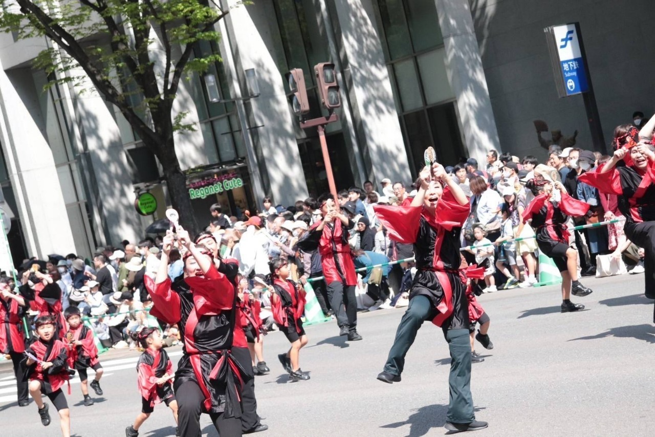 昨年のパレードで全員で跳ねながら踊っている写真