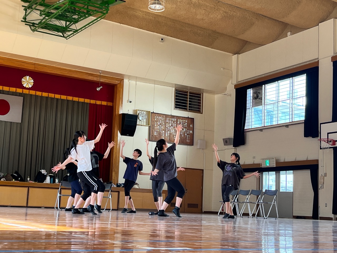 体育館で練習着で曲終わりのポーズ