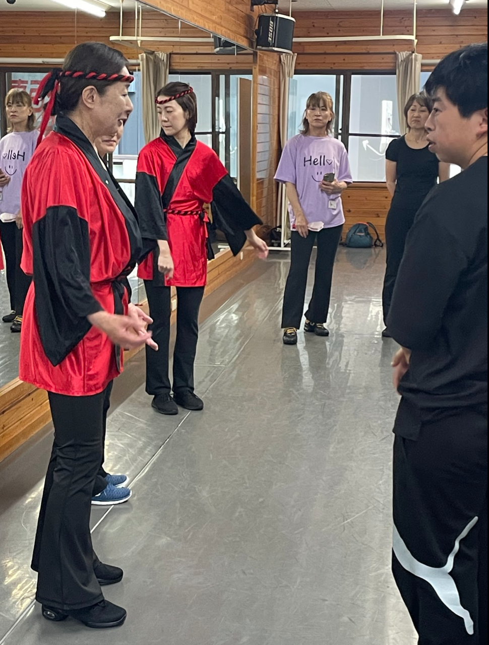 練習場で衣装の着方を説明している