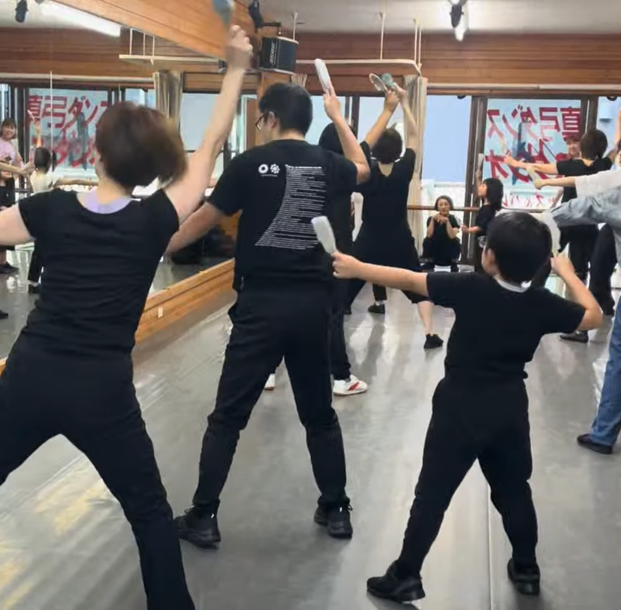 スタジオで踊りの練習をする男の子の後ろ姿
