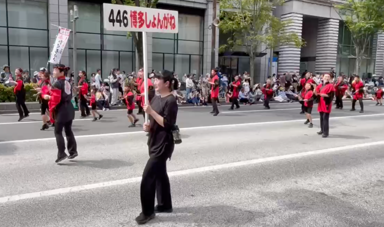 パレードの列の中にまざって踊る子供たち