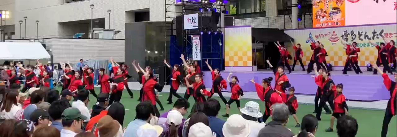 本舞台で全員で手を挙げて踊るしょんがね隊