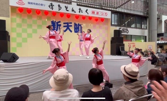 お客様の手拍子に乗って踊っています