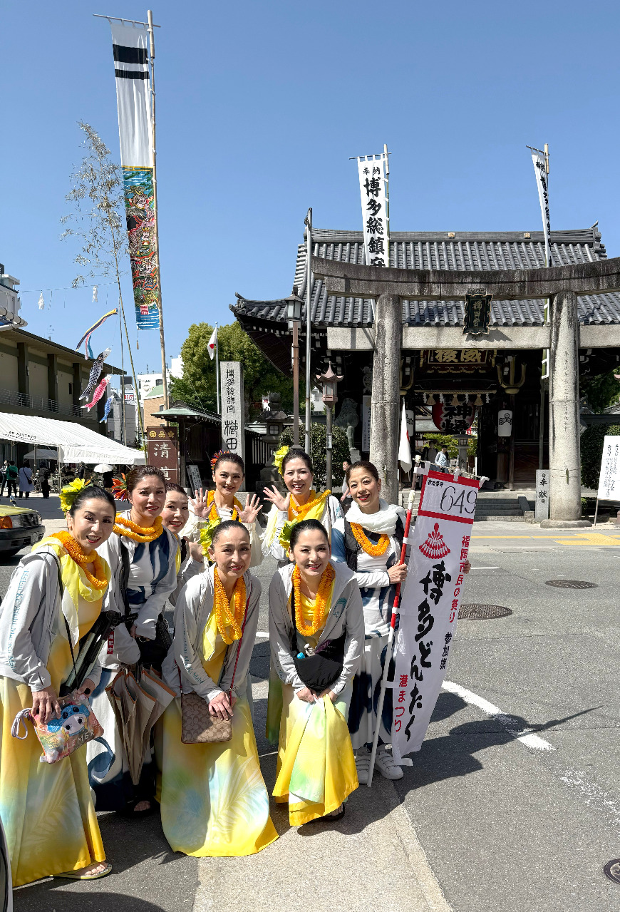 お櫛田さんの前で