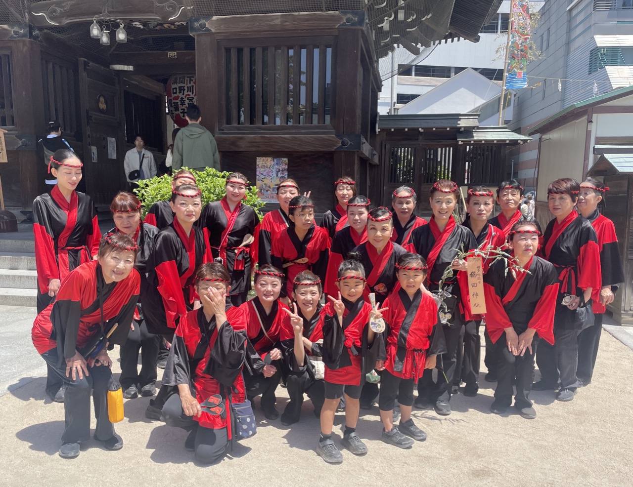 櫛田神社の楼門前での集合写真