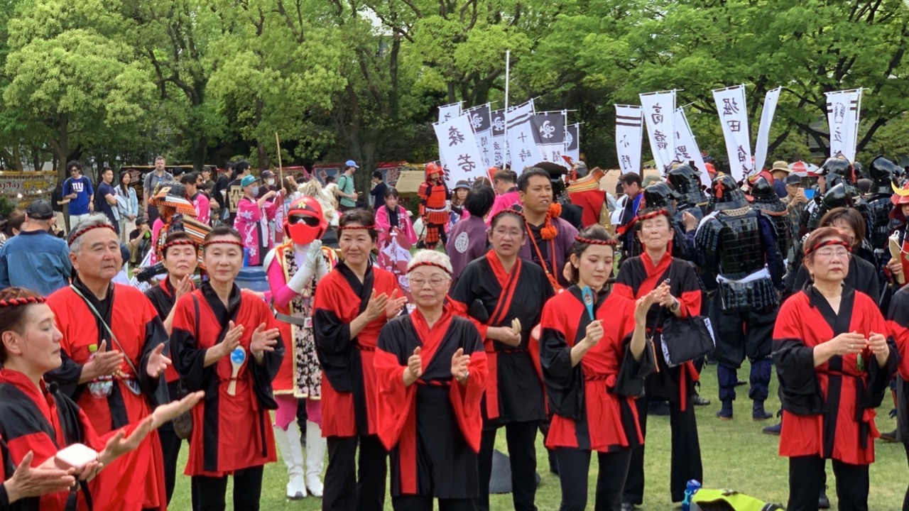 博多手一本をしているしょんがね隊メンバー