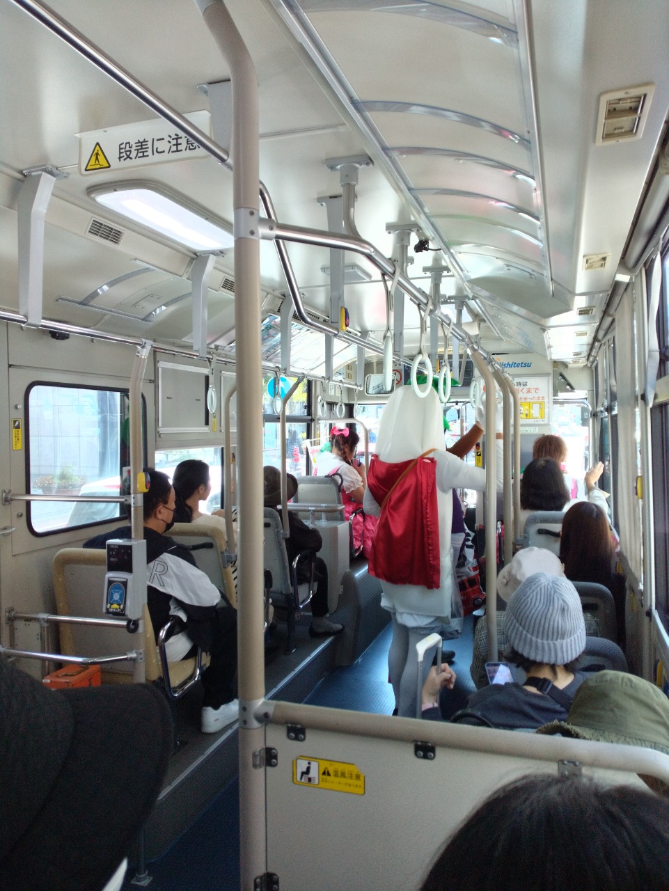 バス🚌💨で移動中