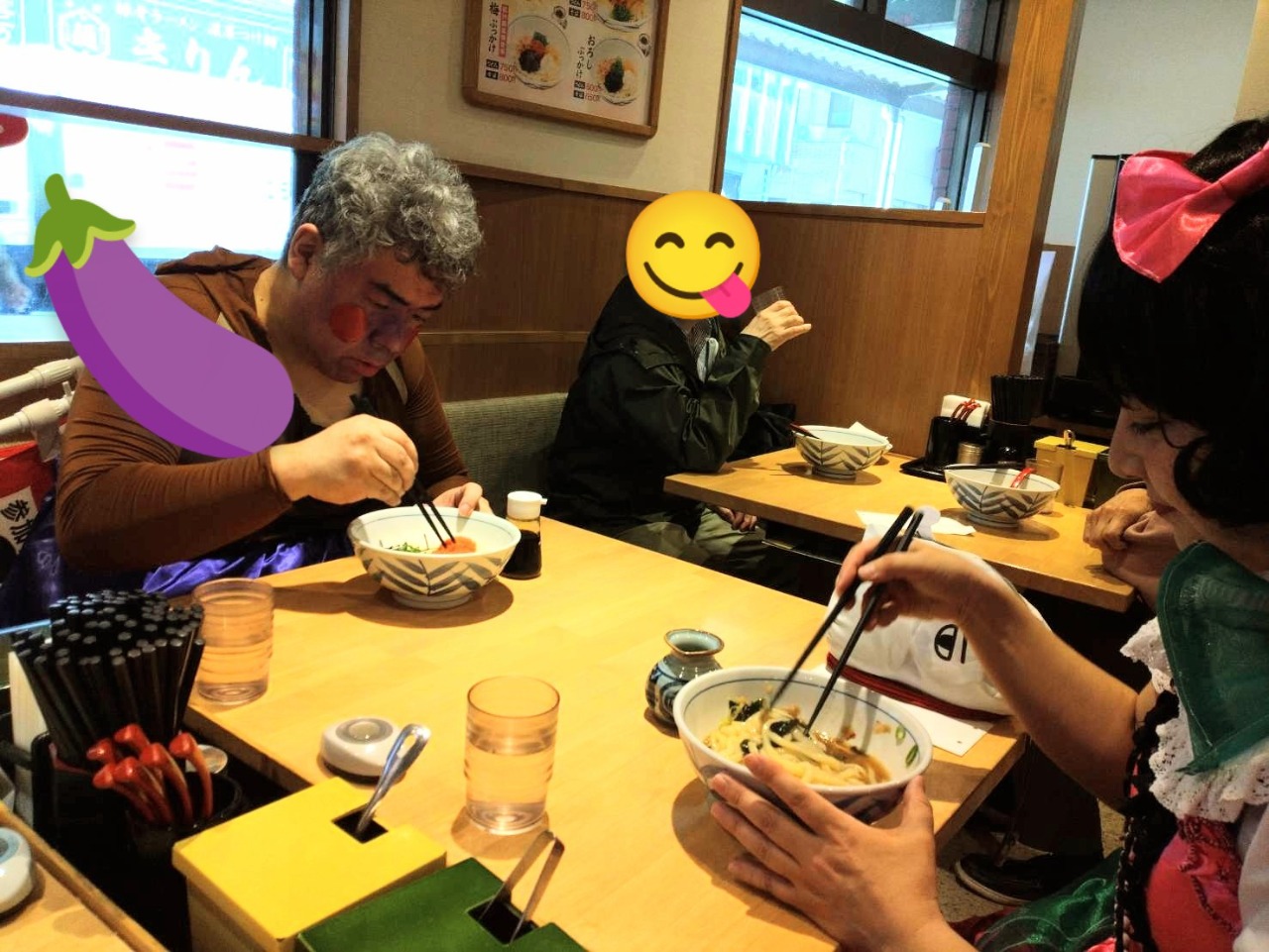 うどんに舌鼓を打つなすびマン🍆と有希🌸